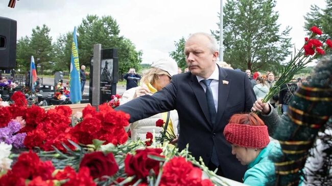 Депутаты Законодательного собрания (ЗСО) Вологодской области вместе с жителями почтили память погибших бойцов на Аллее Героев Козицинского кладбища у мемориала Героям СВО – Защитникам Отечества