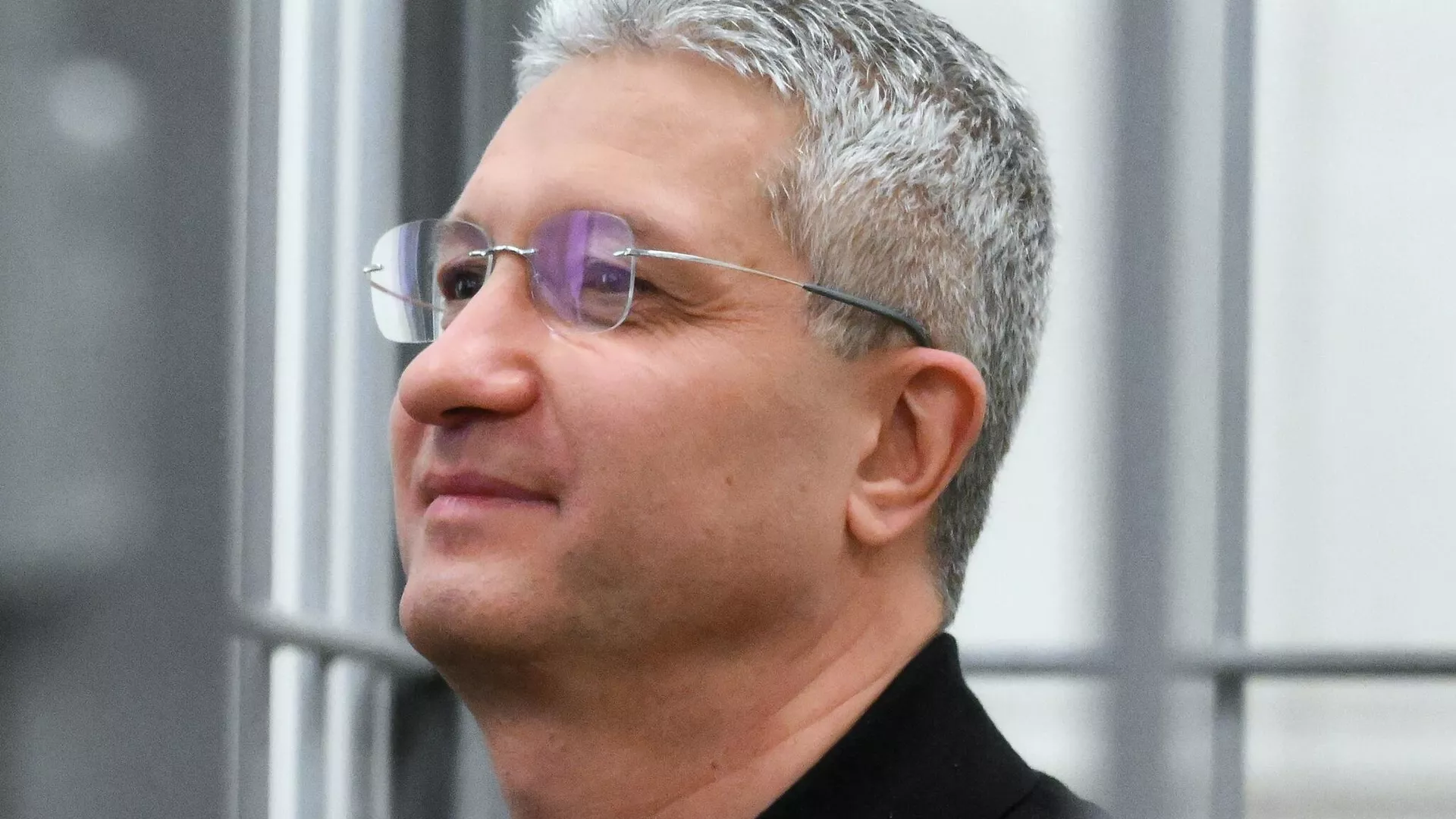 Бывший замминистра обороны Иванов воспринял приговор в 13 лет колонии с улыбкой