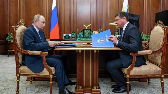 Президент России Владимир Путин и временно исполняющий обязанности главы Тамбовской области Евгений Первышов во время встречи. 1 июля 2025