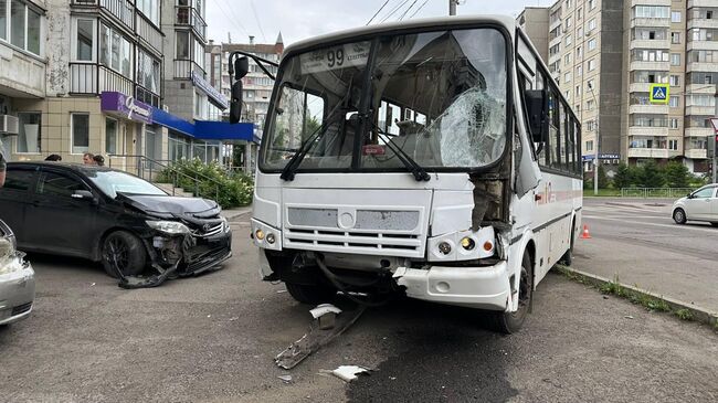 Место ДТП с участием пассажирского автобуса в Красноярске. 2 июля 2025