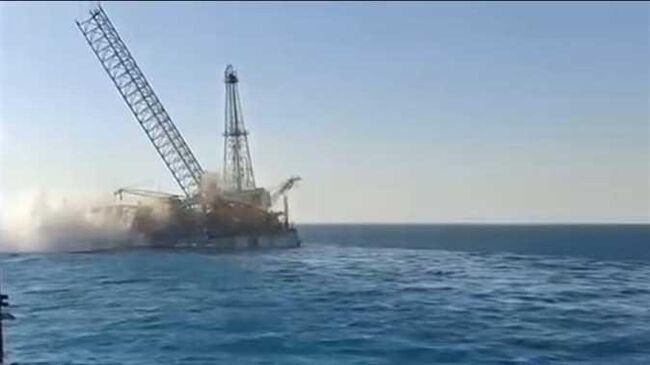 Морская буровая установка затонула в Суэцком заливе