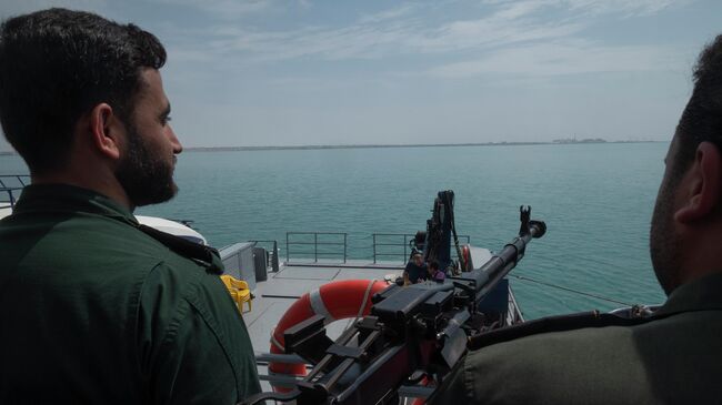 Военнослужащие иранских вооруженных сил на военном корабле в Персидском заливе