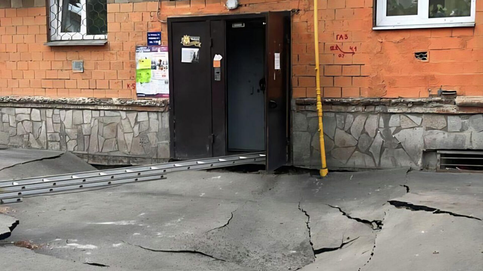 Место просадки грунта под стеной подъезда пятиэтажного дома в Красноярске - РИА Новости, 1920, 02.07.2025