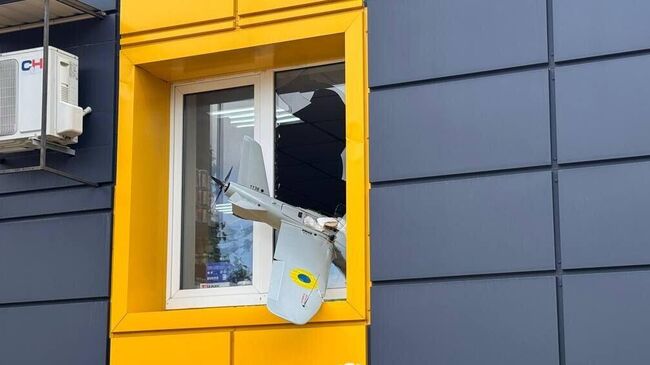 Беспилотник ВСУ влетел в окно строительного магазина в Луганске