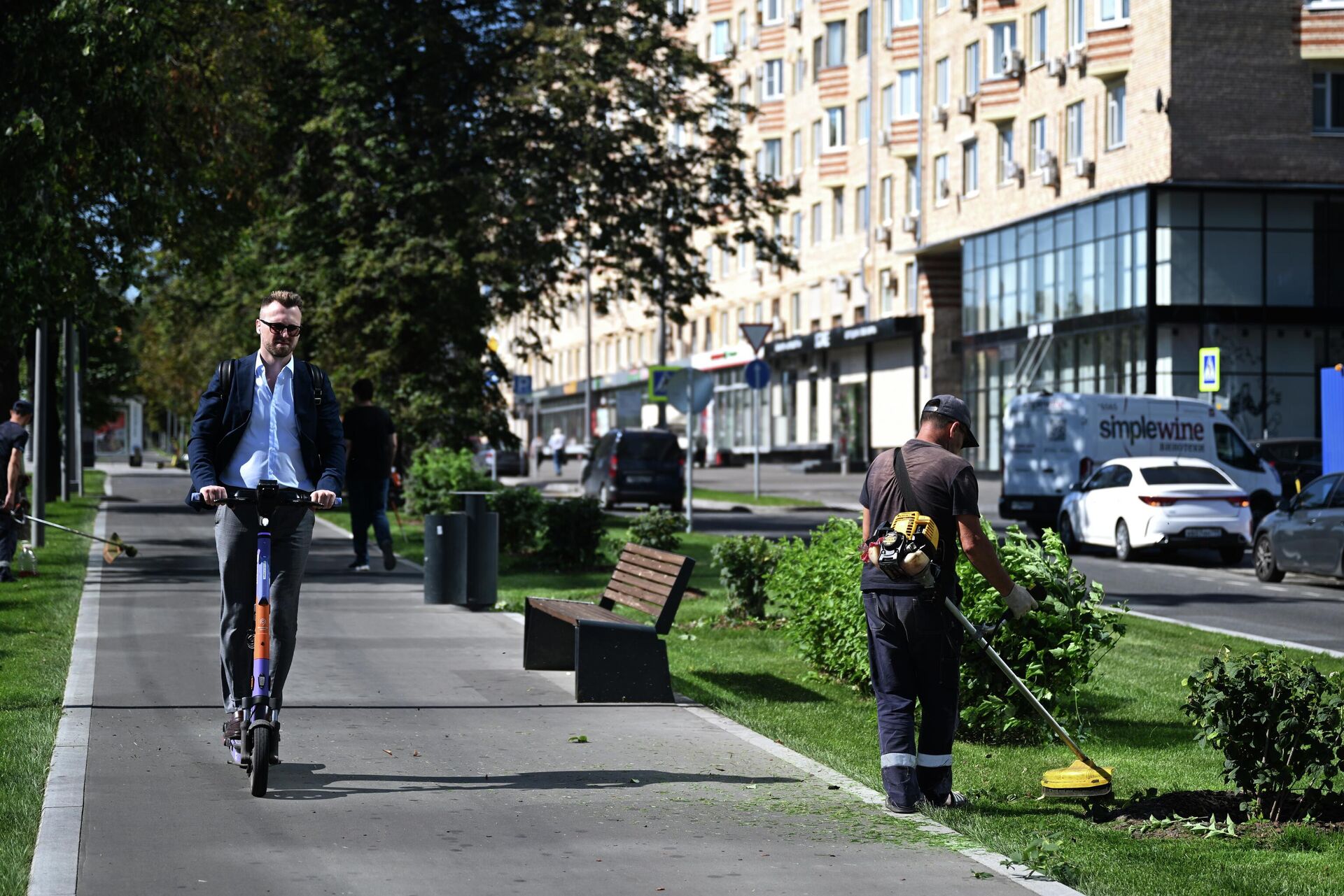 Мужчина едет на электросамокате на площади Гагарина в Москве - РИА Новости, 1920, 02.07.2025