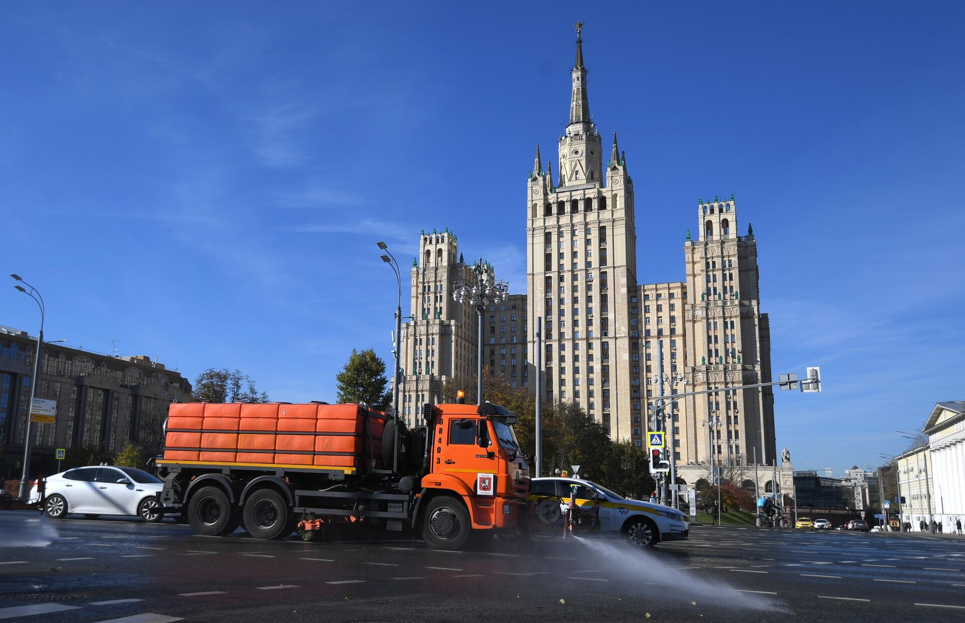Дороги в Москве помыли специальным шампунем  - РИА Новости, 1920, 02.07.2025