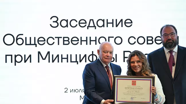 Гендиректор медиагруппы Россия сегодня Дмитрий Киселев, заместитель главного редактора — директор Объединенной дирекции иновещания Ольга Лисогор и глава Минцифры Максут Шадаев на церемонии награждения за заслуги в развитии СМИ