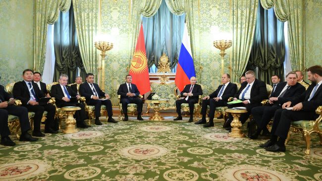 Президент РФ Владимир Путин и президент Киргизии Садыр Жапаров во время встречи в Кремле