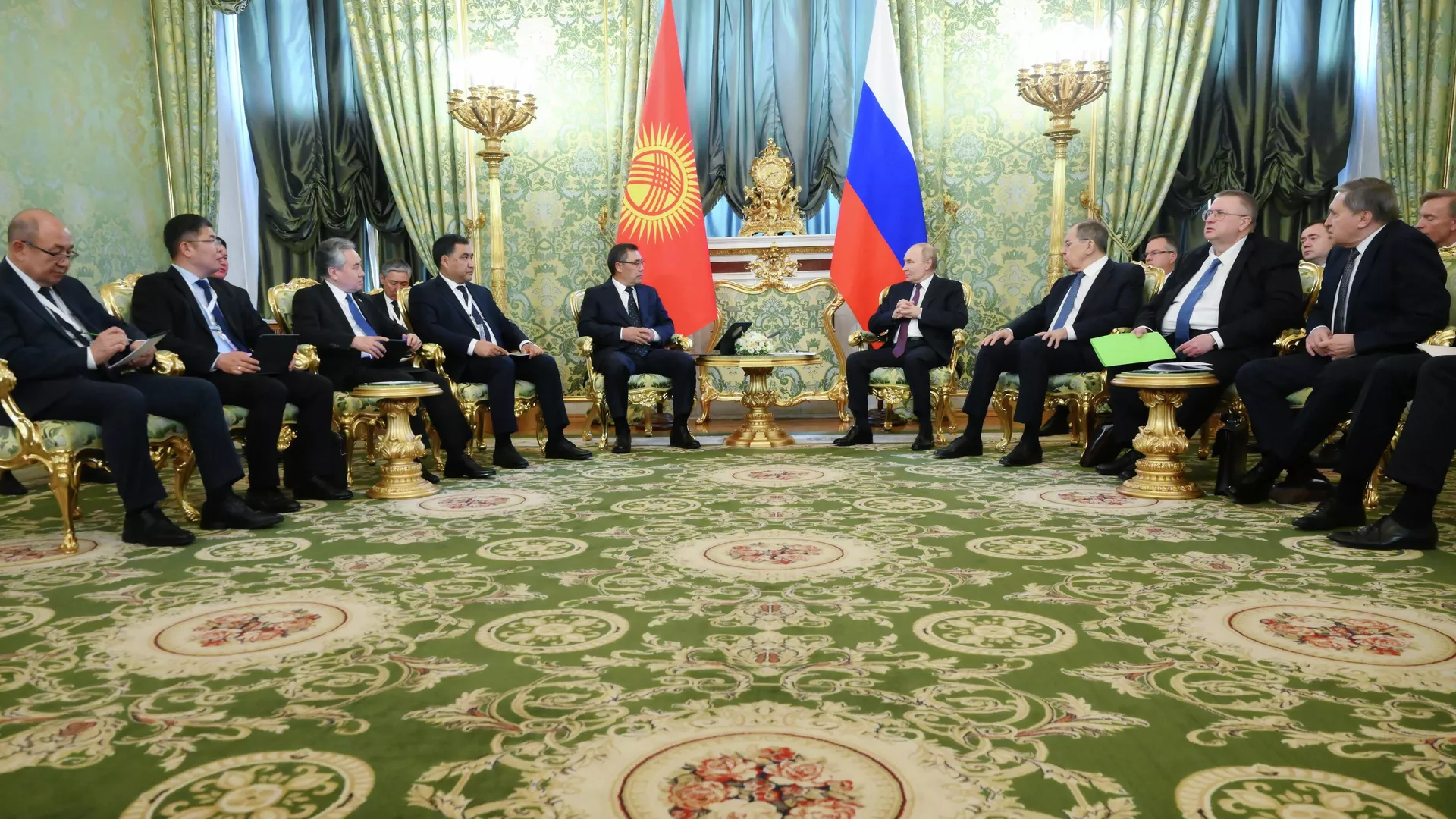 Президент РФ Владимир Путин и президент Киргизии Садыр Жапаров во время встречи в Кремле - РИА Новости, 1920, 02.07.2025