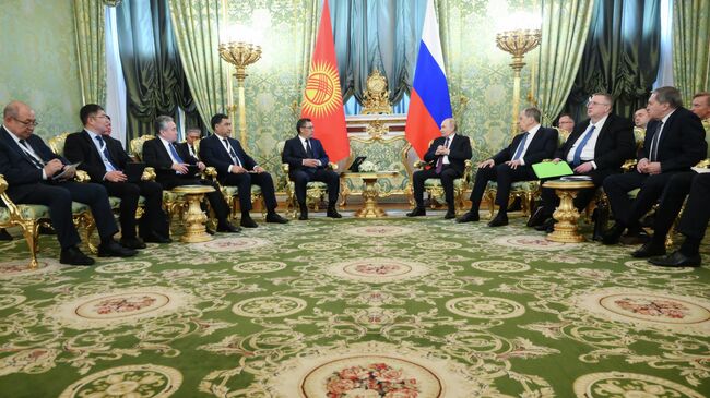 Президент РФ Владимир Путин и президент Киргизии Садыр Жапаров во время встречи в Кремле