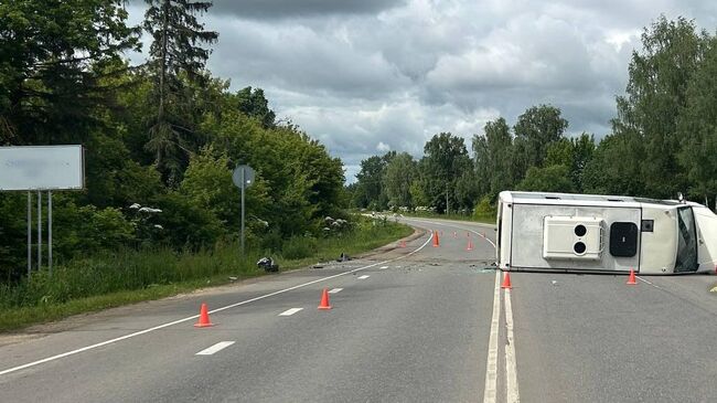 Место столкновения маршрутки и легкового автомобиля в Подмосковье