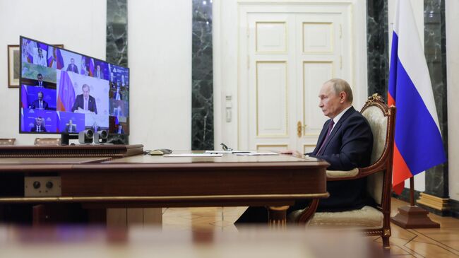 Президент РФ Владимир Путин проводит в режиме видеоконференции совещание с членами правительства РФ. 2 июля 2025