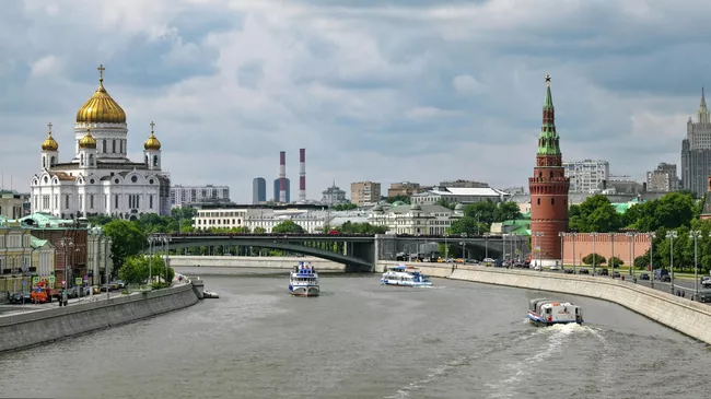 Вид на Кремль, Москва-реку и храм Христа Спасителя