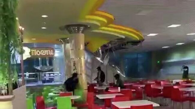 Потолок обвалился на фудкорте в ТЦ в городе Нягань из-за сильного ливня