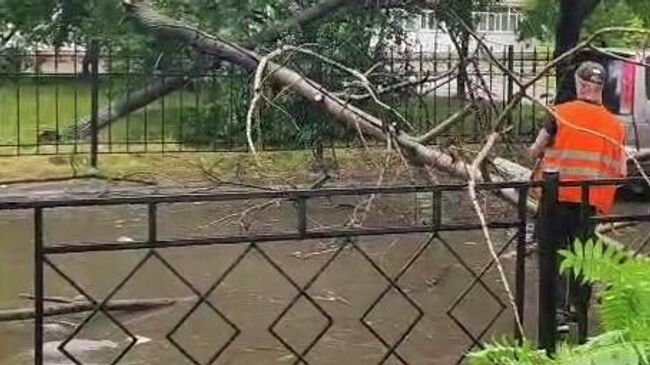 Последствия ливня устраняют в Хабаровске
