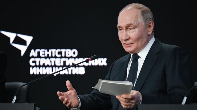 Владимир Путин принимает участие в пленарном заседании форума Агентства стратегических инициатив Сильные идеи для нового времени