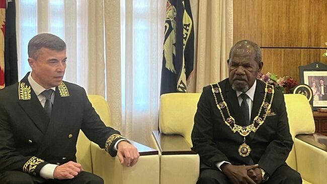 Генерал-губернатор Папуа-Новой Гвинеи сэр Боб Дадае и посол РФ  Сергей Толченов