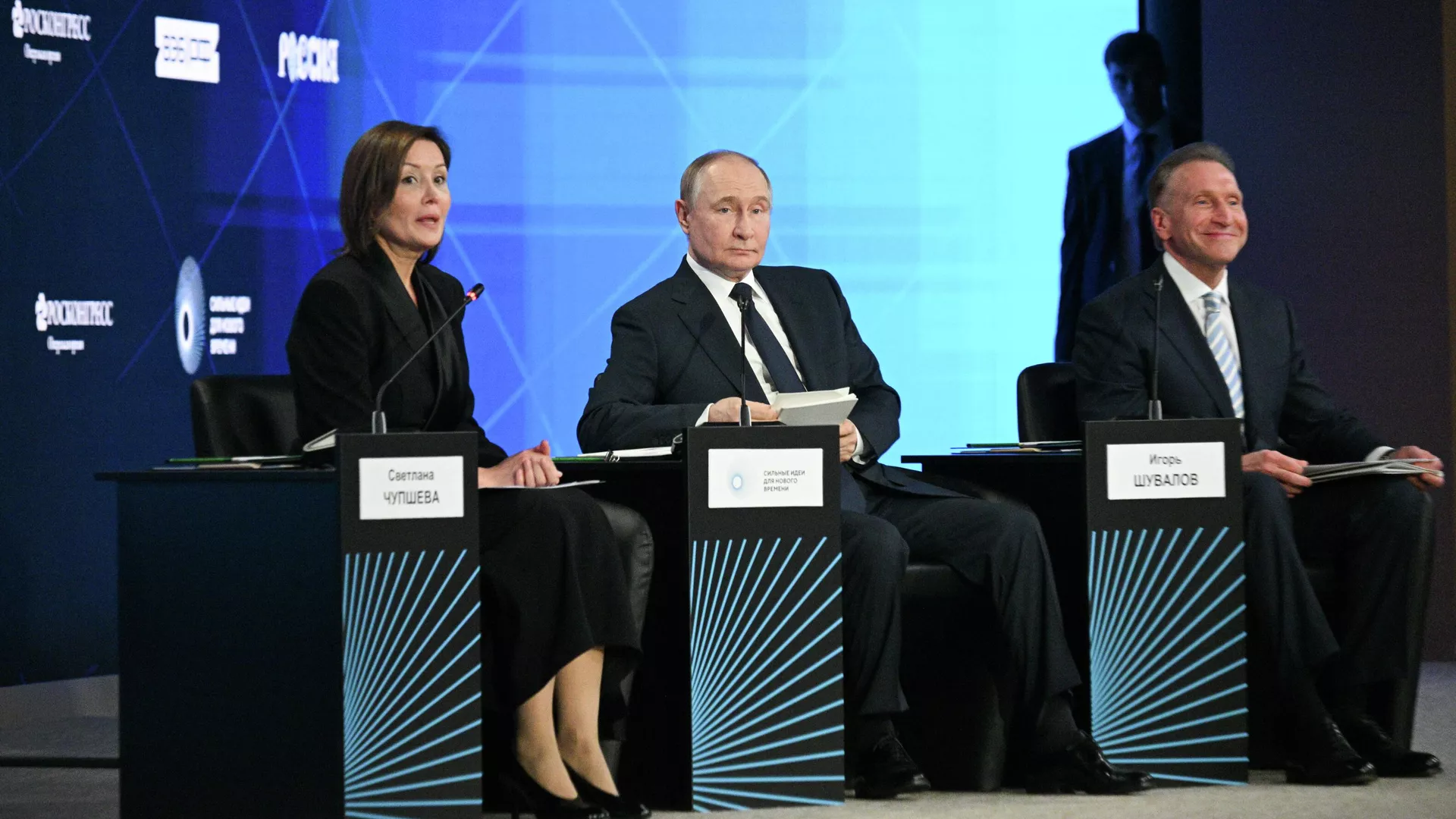 Президент РФ Владимир Путин принимает участие в пленарном заседании форума Агентства стратегических инициатив Сильные идеи для нового времени - РИА Новости, 1920, 03.07.2025