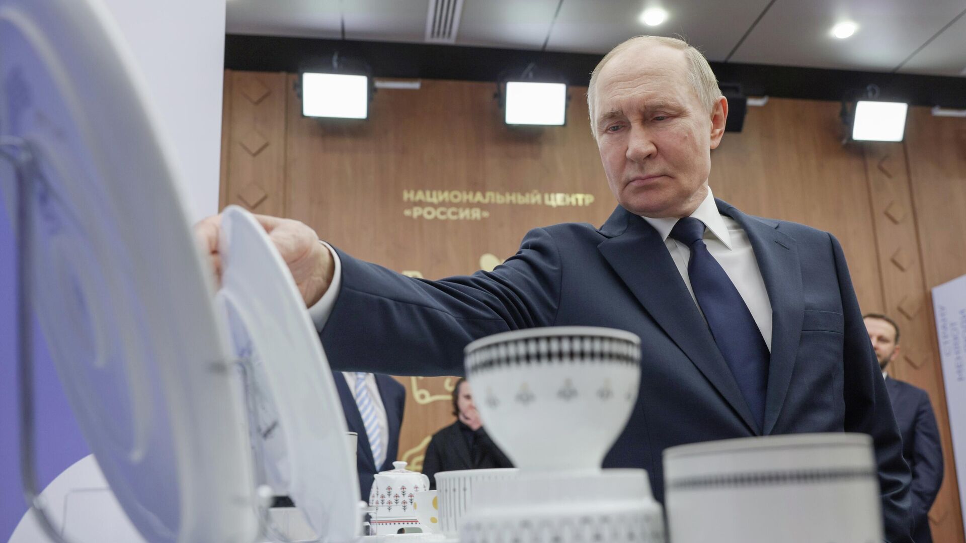 Президент РФ Владимир Путин осматривает выставку участников конкурса растущих российских брендов Знай наших в национальном центре Россия - РИА Новости, 1920, 03.07.2025