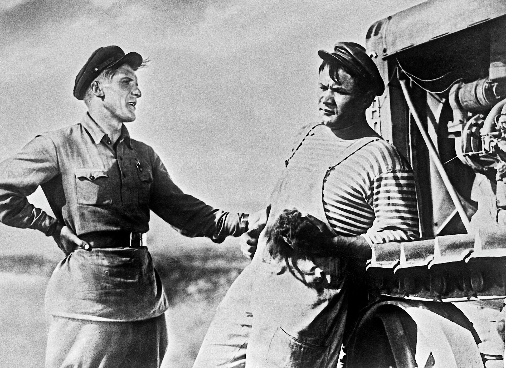 Кадр из кинофильма Трактористы Кадр из кинофильма Трактористы - РИА Новости, 1920, 03.07.2025