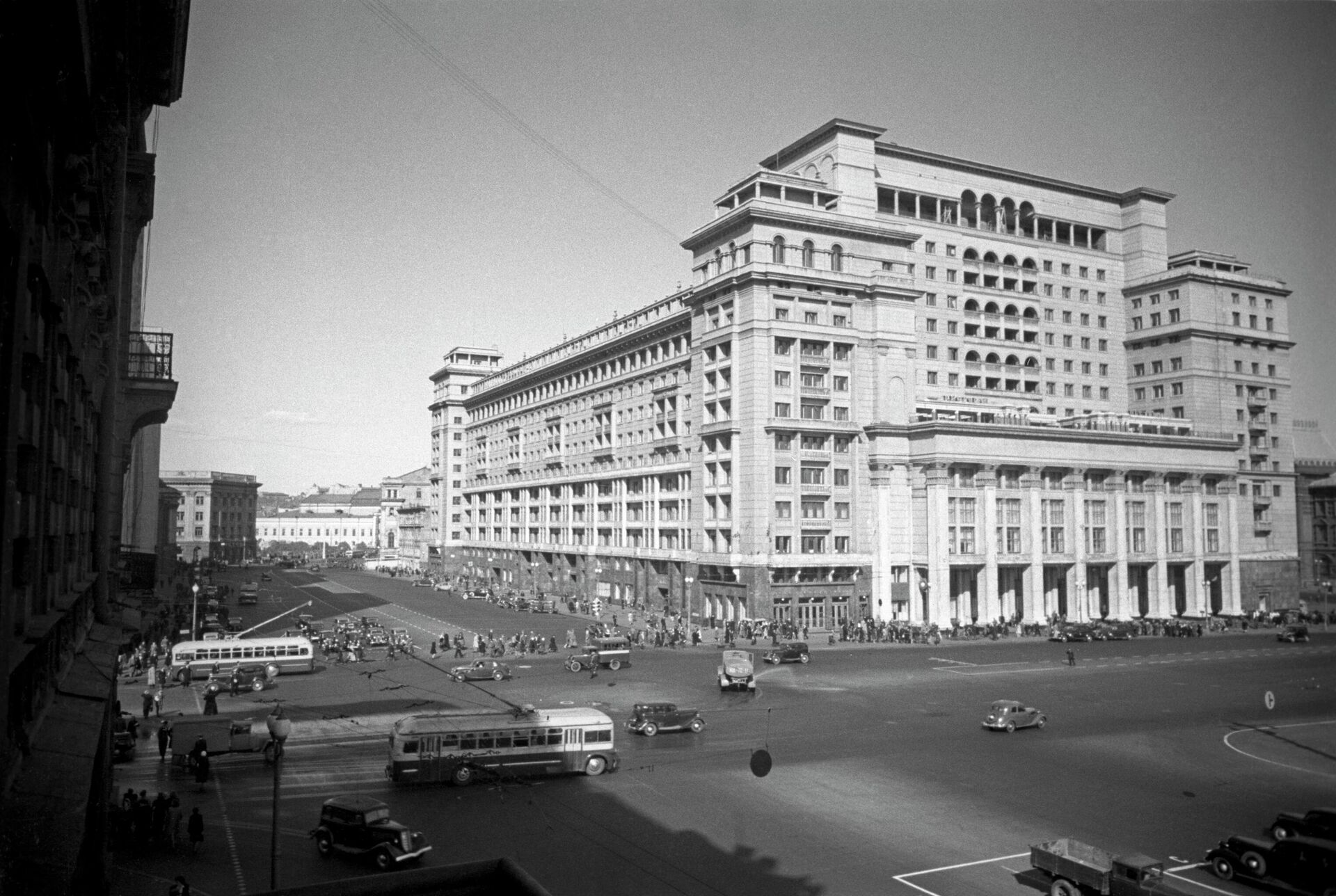 Вид на гостиницу Москва и улицу Охотный Ряд в Москве Вид на гостиницу Москва и улицу Охотный Ряд в Москве - РИА Новости, 1920, 03.07.2025