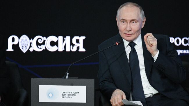 Президент РФ Владимир Путин принимает участие в пленарном заседании форума Агентства стратегических инициатив Сильные идеи для нового времени