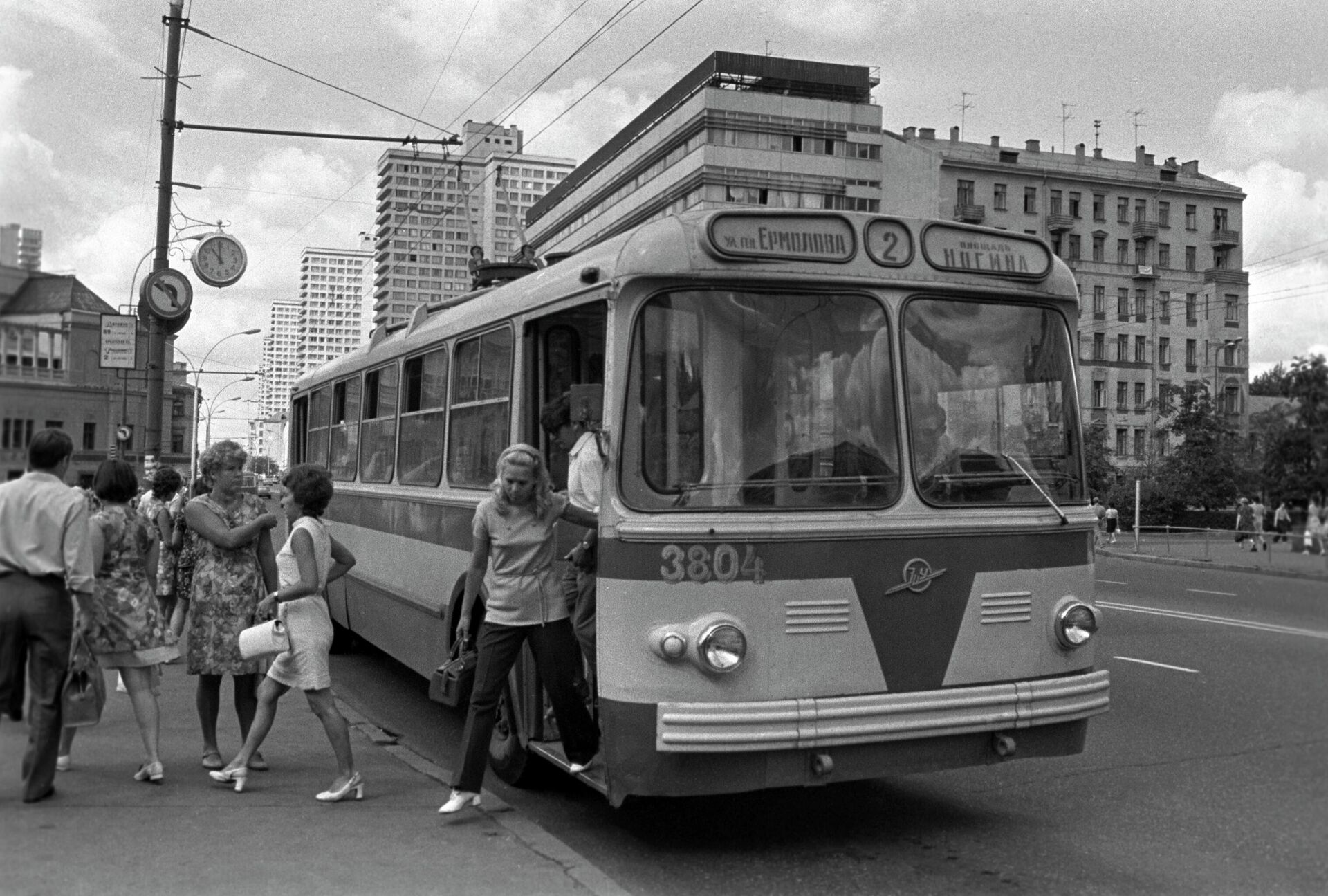 Московский троллейбус на проспекте Калинина (сейчас улица Воздвиженка) Московский троллейбус на проспекте Калинина (сейчас улица Воздвиженка) - РИА Новости, 1920, 03.07.2025