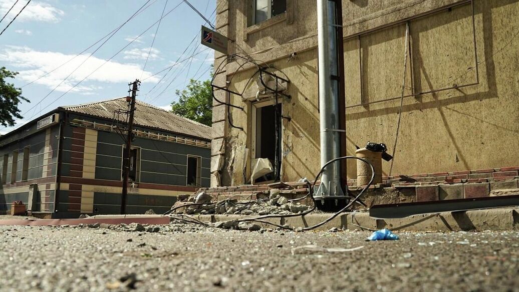 © РИА Новости / Максим ЗахаровПерейти в медиабанк<br>На месте взрыва в центре Луганска. Архивное фото