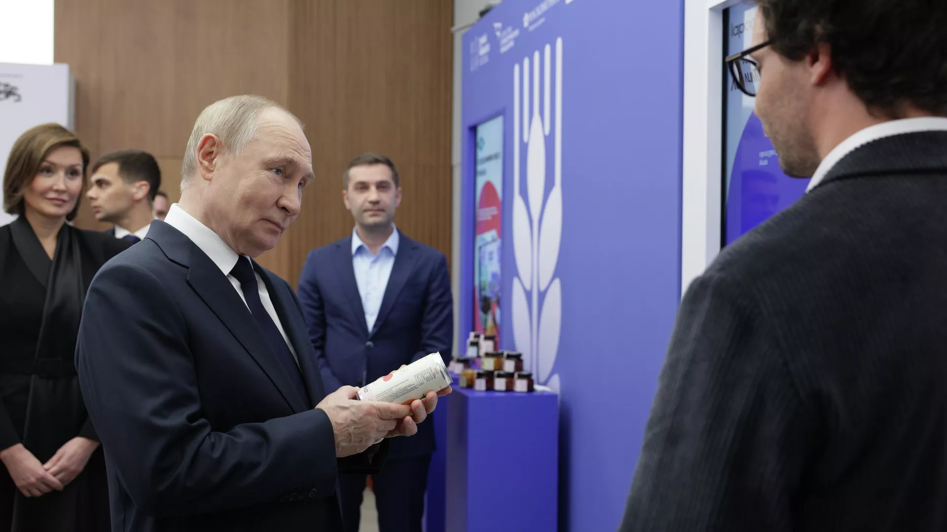 Президент РФ Владимир Путин осматривает выставку участников конкурса растущих российских брендов Знай наших в национальном центре Россия в Москве - РИА Новости, 1920, 03.07.2025