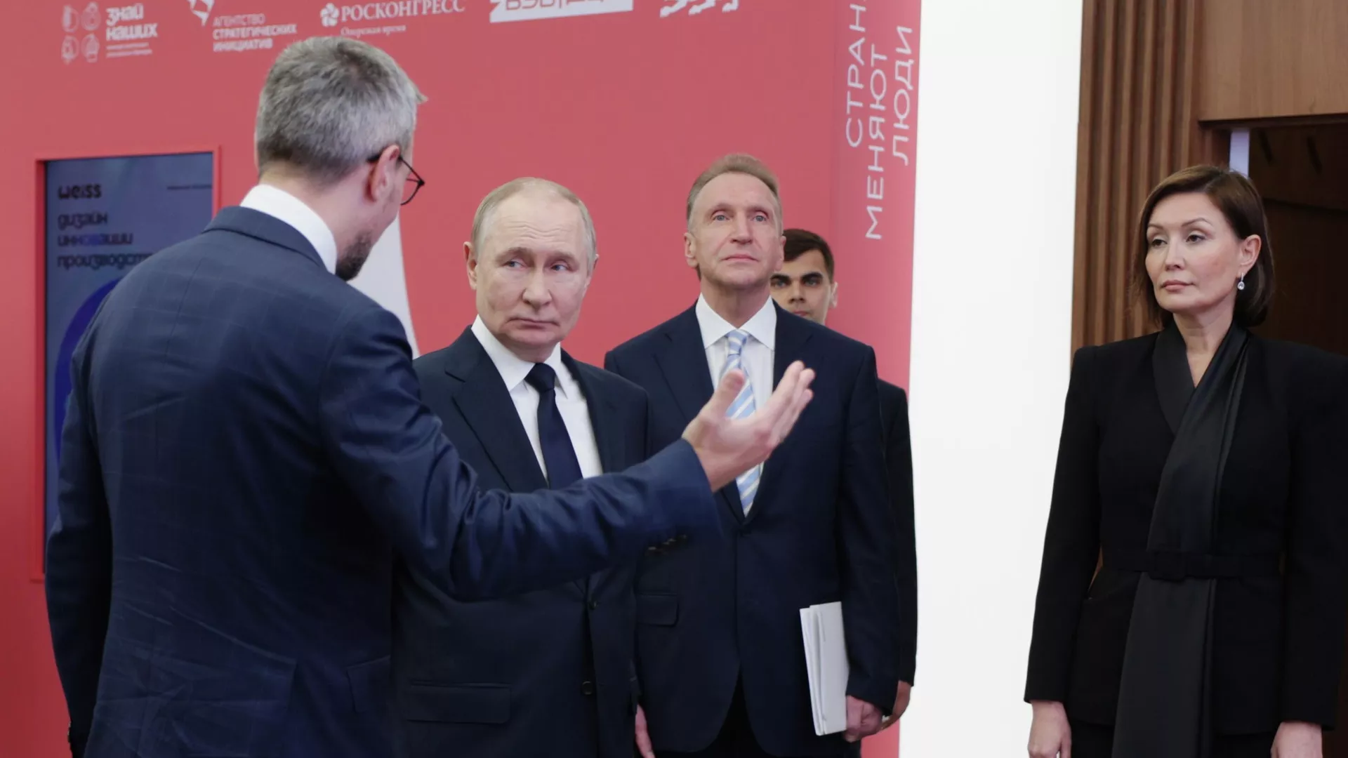 Президент РФ Владимир Путин осматривает выставку участников конкурса растущих российских брендов Знай наших в национальном центре Россия в Москве - РИА Новости, 1920, 03.07.2025