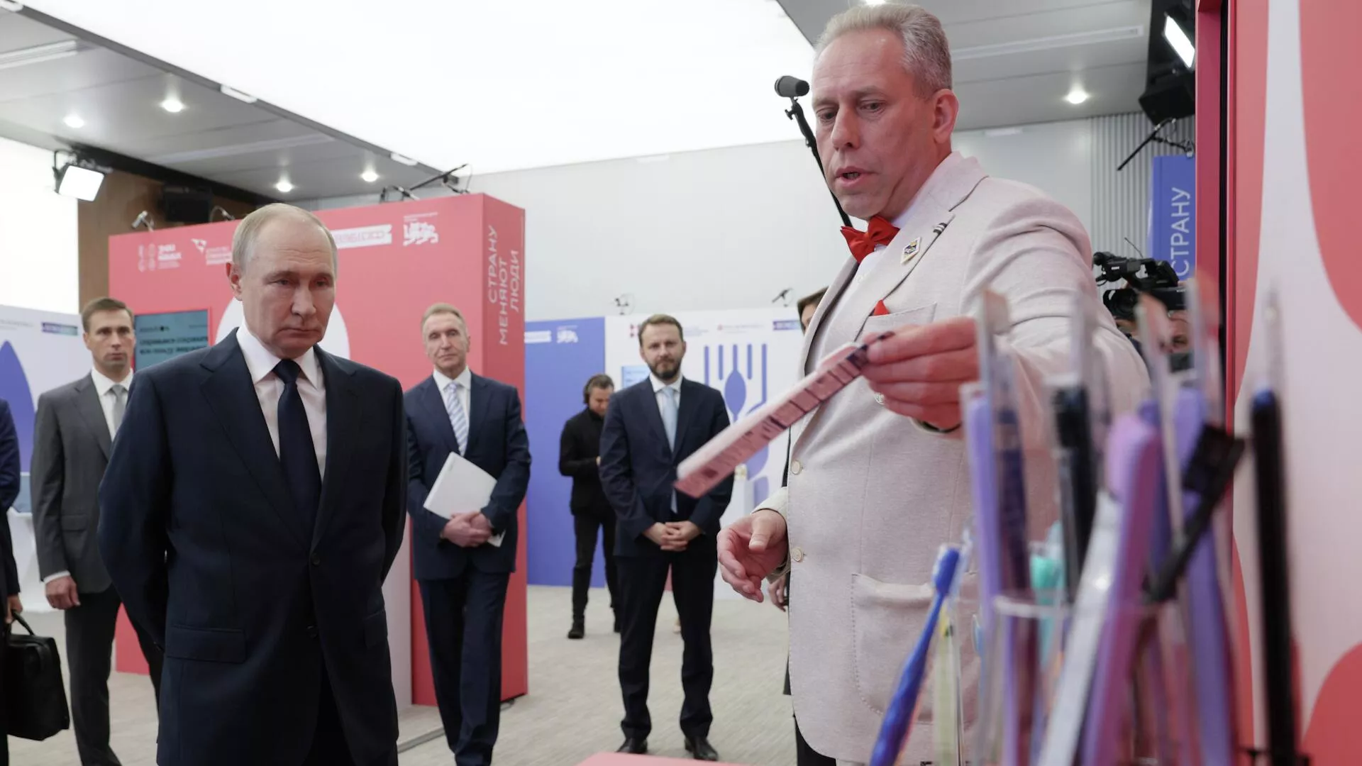 Путин знакомится с продукцией российских брендов - РИА Новости, 1920, 03.07.2025