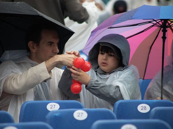 Зрители под дождем на Летнем фестивале Дениса Мацуева в Суздале