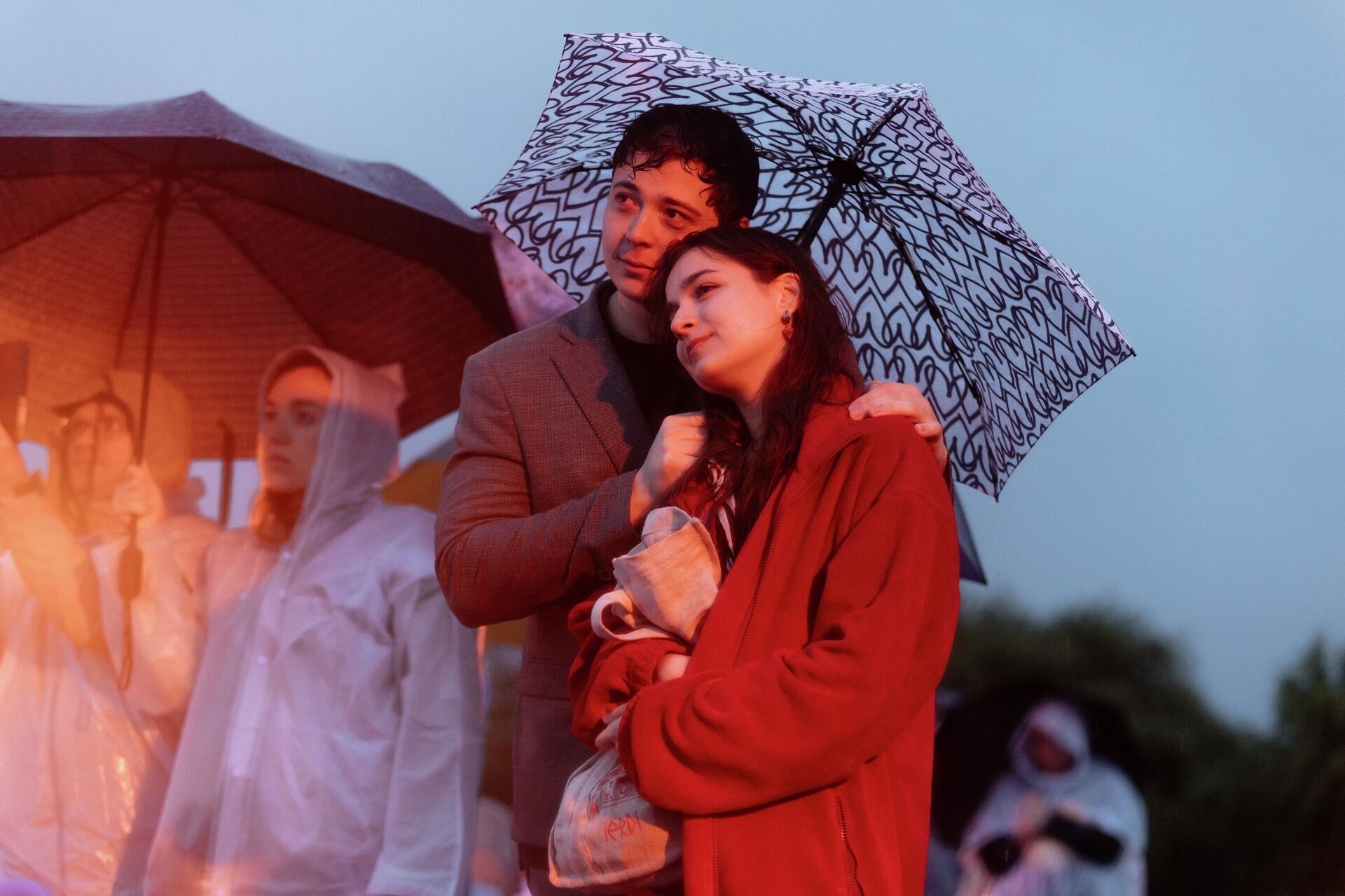 Зрители под дождем на Летнем фестивале Дениса Мацуева в Суздале