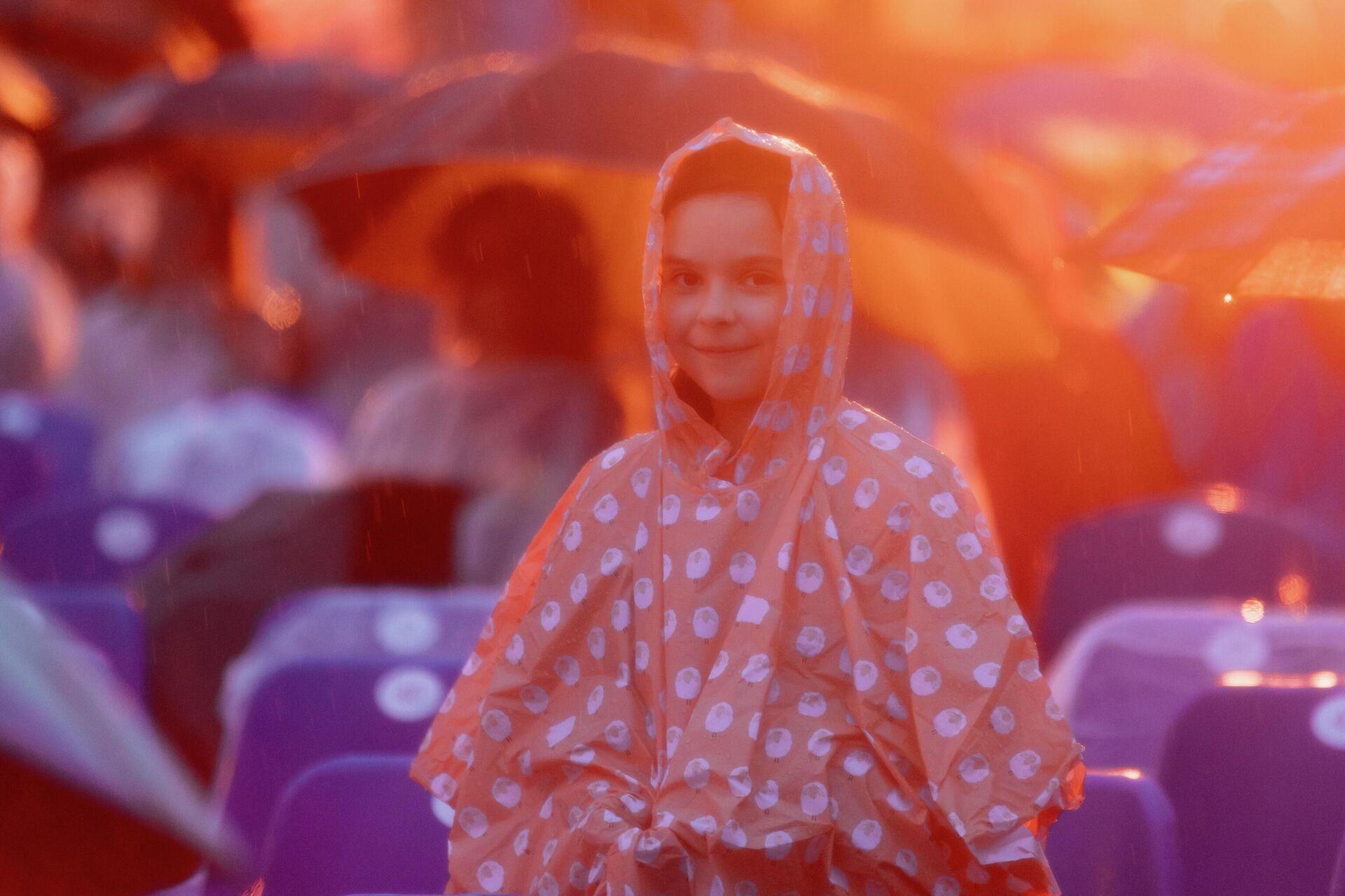 Зрители под дождем на Летнем фестивале Дениса Мацуева в Суздале