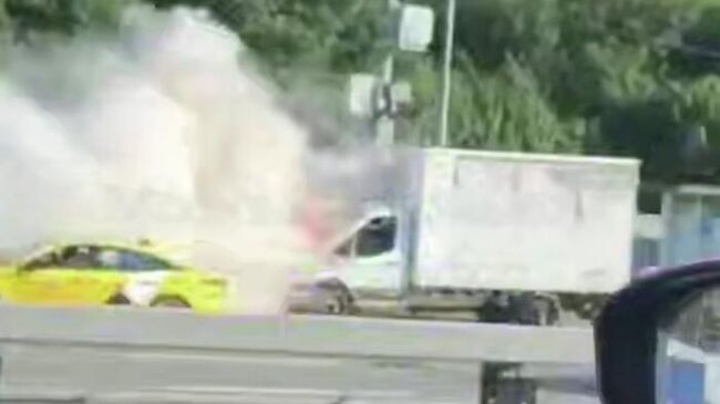 Грузовой автомобиль загорелся на 76-м километре внутренней стороны МКАД в Москве