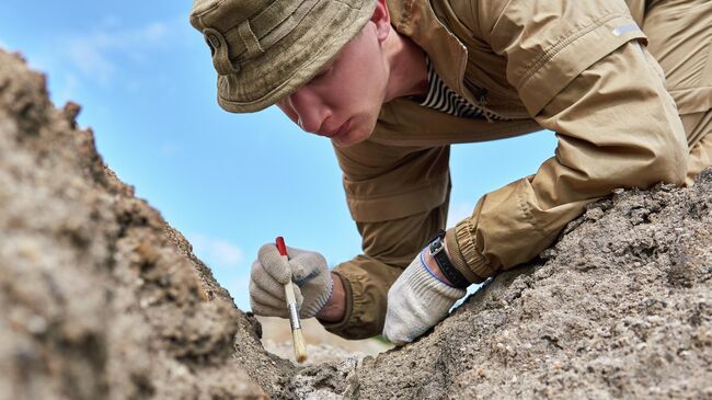 Археолог во время раскопок