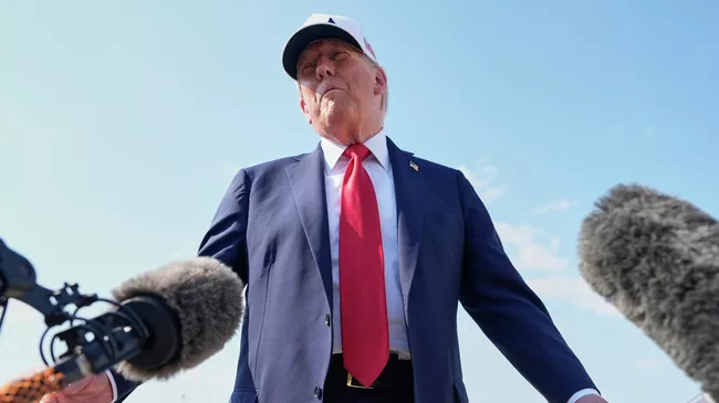Дональд Трамп отвечает на вопросы журналистов на авиабазе Эндрюс