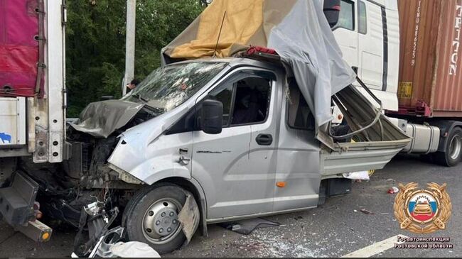 На месте ДТП с двумя грузовиками и Газелью в Ростовской области
