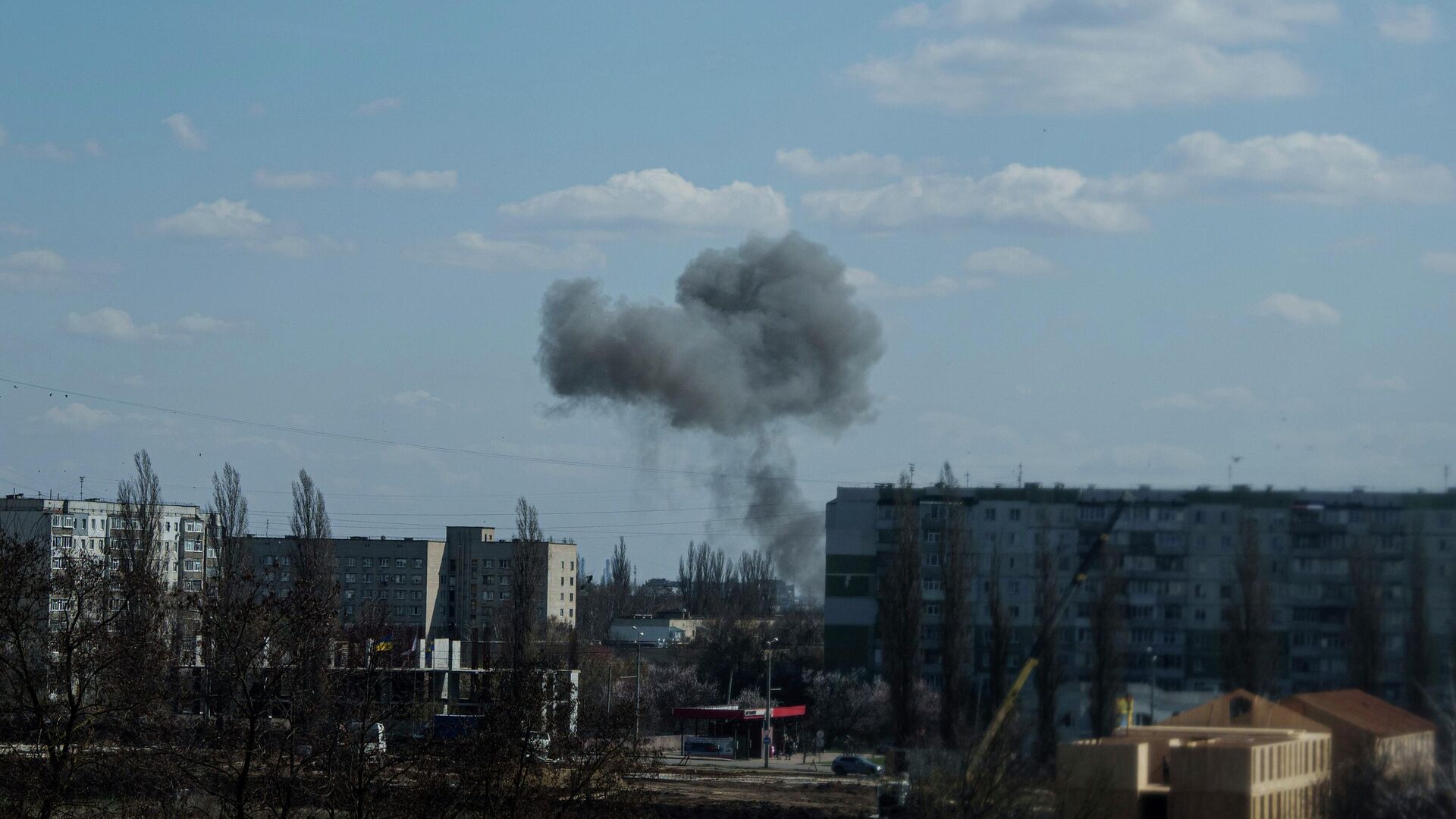 Дым на месте взрыва в Сумах, Украина - РИА Новости, 1920, 08.12.2025