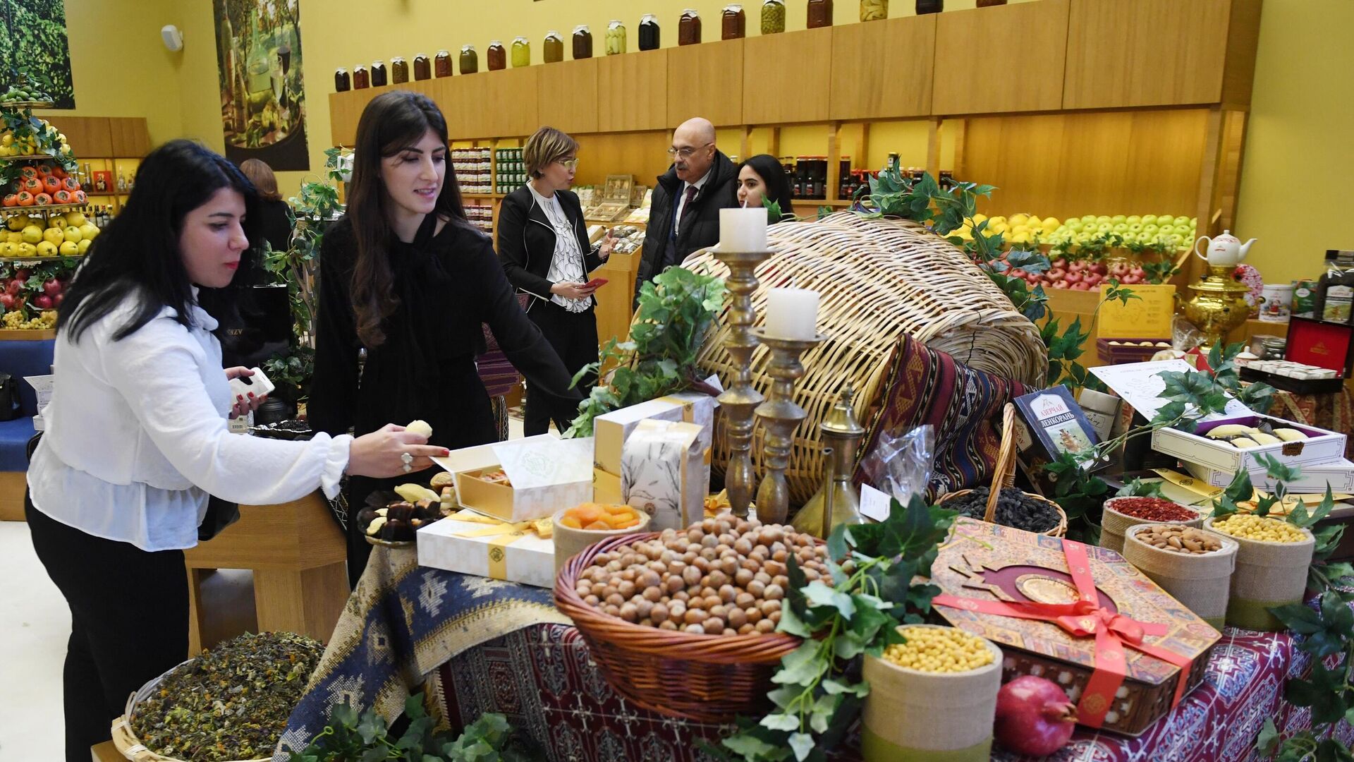Продукция и товары, представленные в павильоне Азербайджан на ВДНХ в Москве - РИА Новости, 1920, 17.12.2025