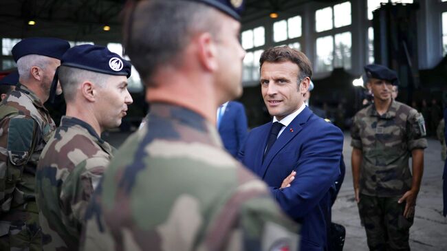 Президент Франции Эммануэль Макрон разговаривает с французскими солдатами Президент Франции Эммануэль Макрон разговаривает с французскими солдатами