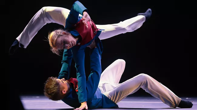 Артисты в сцене из балет-сюиты TOLSTOY по мотивам произведения Льва Толстого После бала в рамках Международного театрального фестиваля Толстой в музее-усадьбе Ясная Поляна в Тульской области