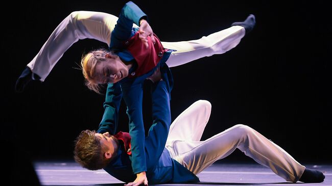 Артисты в сцене из балет-сюиты TOLSTOY по мотивам произведения Льва Толстого После бала в рамках Международного театрального фестиваля Толстой в музее-усадьбе Ясная Поляна в Тульской области