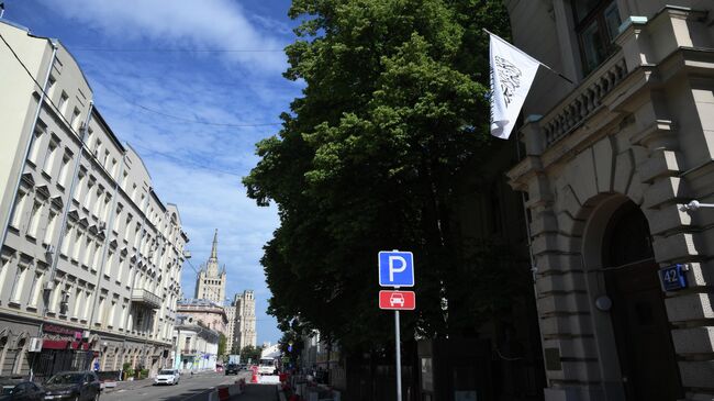 Флаг Исламского Эмирата Афганистан над посольством в Москве