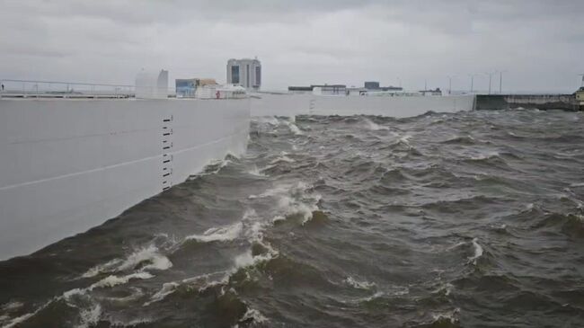 Угроза наводнения: в Санкт-Петербурге закрыли дамбу