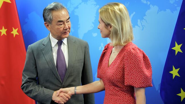 Министр иностранных дел Китая Ван И и глава дипломатии Евросоюза Кайя Каллас во время встречи