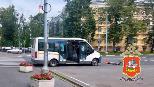 Микроавтобус сбил девушку на самокате в Мытищах