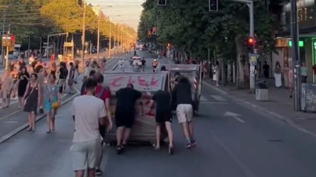 Протестующие перекрывают улицы в Сербии