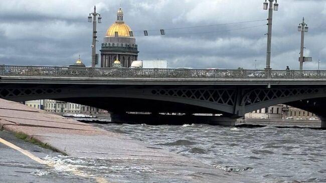 Повышение уровня воды в Неве, Санкт-Петербург Повышение уровня воды в Неве, Санкт-Петербург