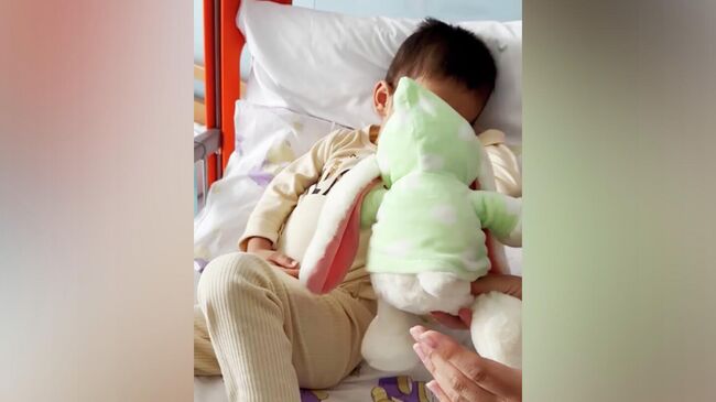 Ребенок, которого мужчина в Шереметьево сильно бросил о пол, в больнице